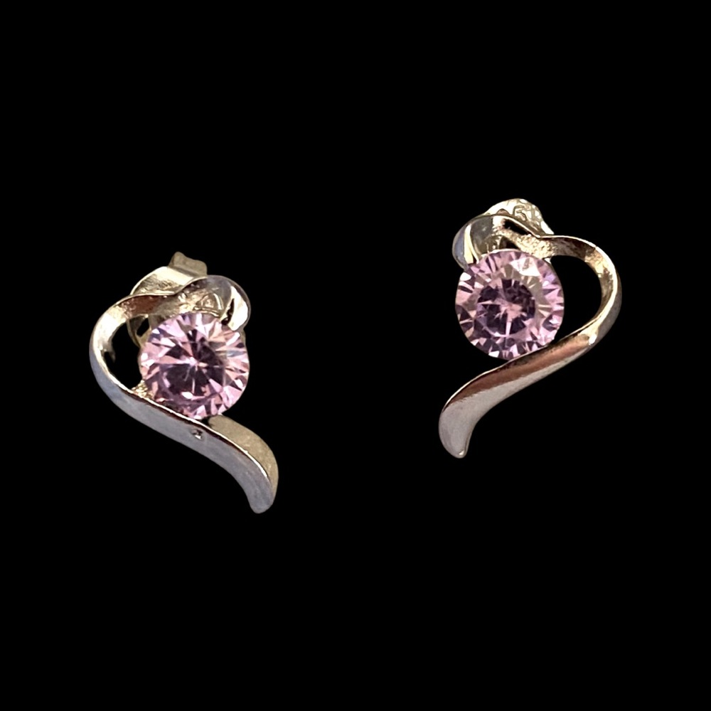 ✌️Beautiful purple Sterling silver heart shaped earrings.